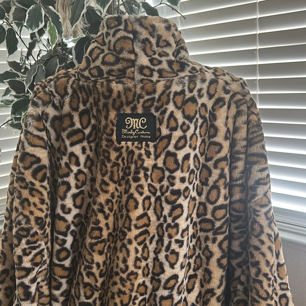 NWB Minky Couture Luxurious And Soft Leopard Print Robe - Picture 8 of 13